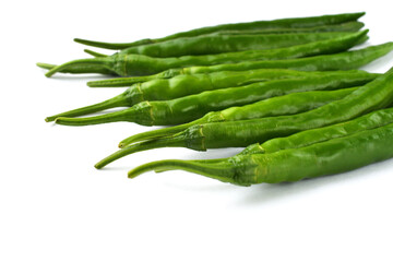 夏野菜　青唐辛子（青とうがらし, 青トウガラシ）白背景　コピースペースあり　Green chili peppers (green pepper,chile verde) white background, copy space available