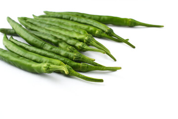 夏野菜　青唐辛子（青とうがらし, 青トウガラシ）白背景　コピースペースあり　Green chili peppers (green pepper,chile verde) white background, copy space available