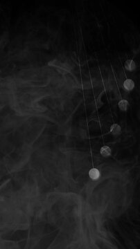 Pendel auf schwarzem Hintergrund, um die Stimmung f&uuml;r Halloween, rauchige Dunkelheit, Kost&uuml;me, Horrorfilme zu schaffen, die Zeit ist gekommen
