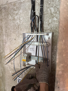Wiring installation in electrical distribution box
