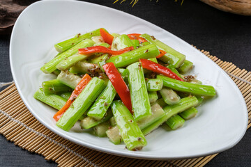 Stir-fried cucumber with bell pepper and sesame