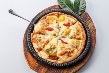Freshly baked Western-style pizza served in exquisite tableware