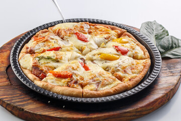Freshly baked Western-style pizza served in exquisite tableware