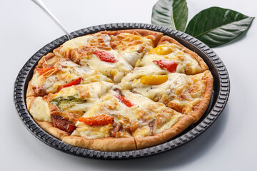 Freshly baked Western-style pizza served in exquisite tableware