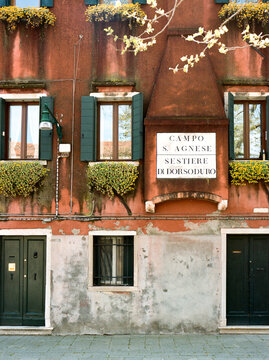 Venice palace and typical street name sign