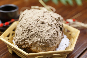 Traditional beggar's chicken in a hexagonal bamboo basket