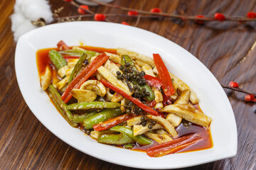 Spicy and spicy peppers in a leaf-shaped porcelain plate