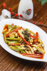 Spicy and spicy peppers in a leaf-shaped porcelain plate