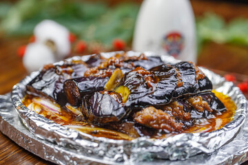 Iron plate with minced meat and eggplant in sauce