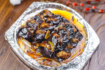Iron plate with minced meat and eggplant in sauce