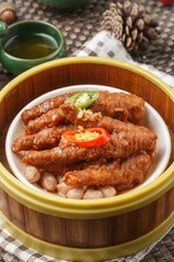 Wontons in a white porcelain bowl are placed on a placemat