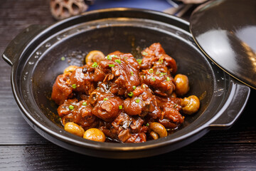 Pan-fried pork trotters with mushrooms