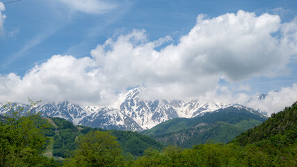 残雪の北アルプスと新緑の山並み　長野県小川村