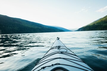 Naklejka premium Kayak on lake against sky