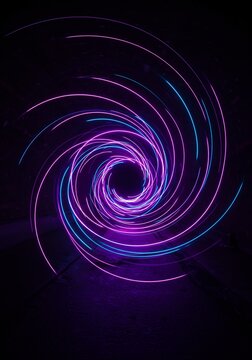 深紫青の渦巻く光跡 幻想的ネオンアート