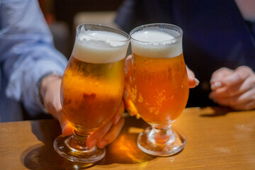 デートでビールを乾杯するカップル