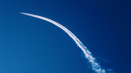 飛行機雲が描く真っ青な空の大曲線
