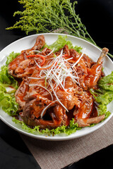 Prepare exquisite traditional Chinese stir-fry dishes