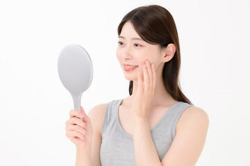 鏡を見る女性