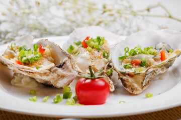 Garlic iron plate nourishing oysters placed on English wrapping paper