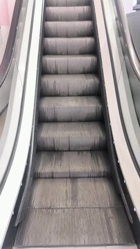 Escaleras mec&aacute;nicas funcionando con luz el&eacute;ctrica 