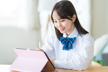 タブレットで勉強する女子高生