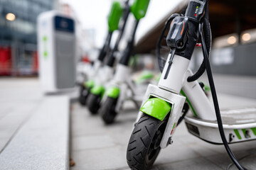 e-scooter, scooter, leihfahrzeug, city, motorrad, bike, bicycle, biker, geschwindigkeit, motor, transport, roller, sport, road, reiten, rad, strasse, rad fahren, bef&ouml;rderung, traffic, leute, ausserhal
