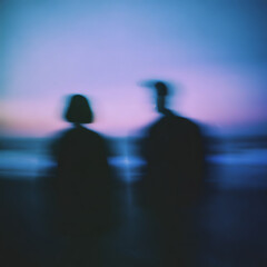 Dos parejas envueltas en un resplandor azul, sobre un fondo borroso y oscuro, con un aire cínico e inspirador, como una portada de álbum.
