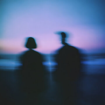 Dos parejas envueltas en un resplandor azul, sobre un fondo borroso y oscuro, con un aire c&iacute;nico e inspirador, como una portada de &aacute;lbum.
