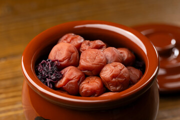 壺にぎっしり詰まった梅干しのクローズアップ