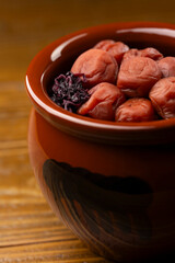 壺にぎっしり詰まった梅干しのクローズアップ