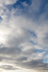 Obraz premium The sky is cloudy and the sun is shining through the clouds