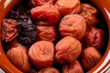 梅干しがぎっしり詰まった壺の中のクローズアップ