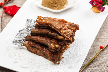 Deep-fried braised pork ribs on a white porcelain plate