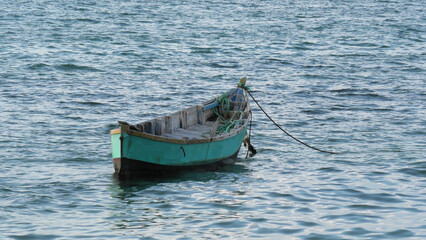Obraz premium An isolated fishing boat anchored in the sea at Rameswaram, Tamil Nadu, India