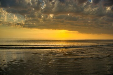 Obraz premium Sonnenuntergang in Hargen aan Zee in Nordholland