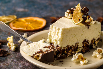 Cottage cheese cake with popcorn