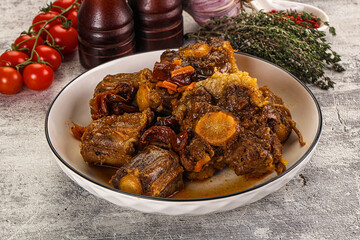 Baked oztail with tomato and carrot