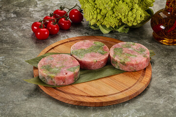 Raw Tuna medallion with broccoli