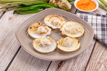 Grilled scallops with cream cheese