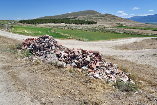 Tas de gravats au bord du chemin dans la campagne.