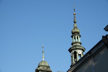 Stara architektura z motywem wieży i krzyża