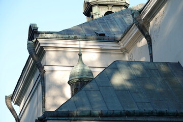 Stara architektura z motywem wieży i krzyża