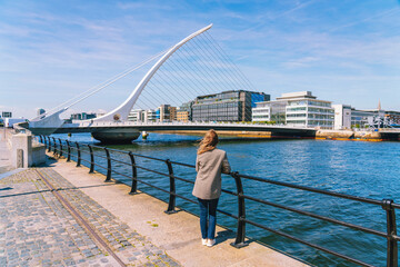 Naklejka premium Woman looking at Samuel Beckett's bridge in Dublin Ireland