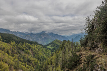 ampia vista panoramica di un ambiente naturale tra le montagne italiane del nord-est Italia, di giorno, con cielo nuvoloso, tra primavera ed estate