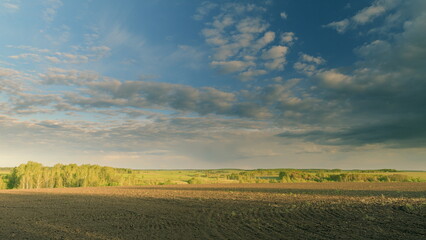 Obraz premium Experience a breathtaking and serene landscape featuring rolling fields and dramatic skies Time lapse.