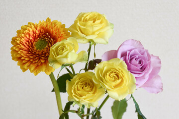 薔薇とガーベラ