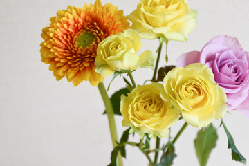 薔薇とガーベラ