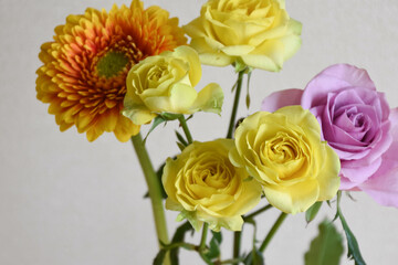 薔薇とガーベラ