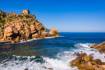 Fototapeta premium La tour génoise de Porto et ses rochers rouges en Corse du Sud en France